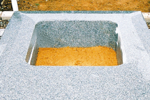 納骨堂内の浄土の赤土