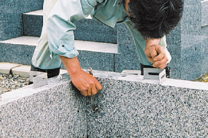 外柵の金具ボルト固定